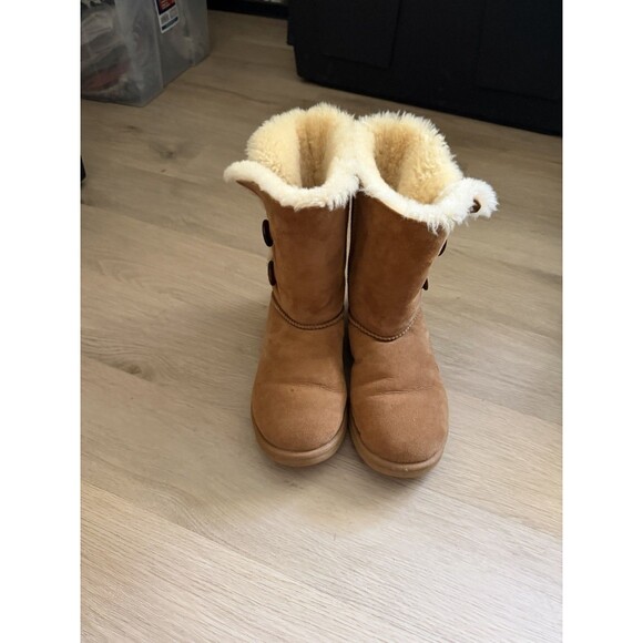 Shearling Lined Women's Winter Boots 2 Button, Size 8 - Picture 1 of 7